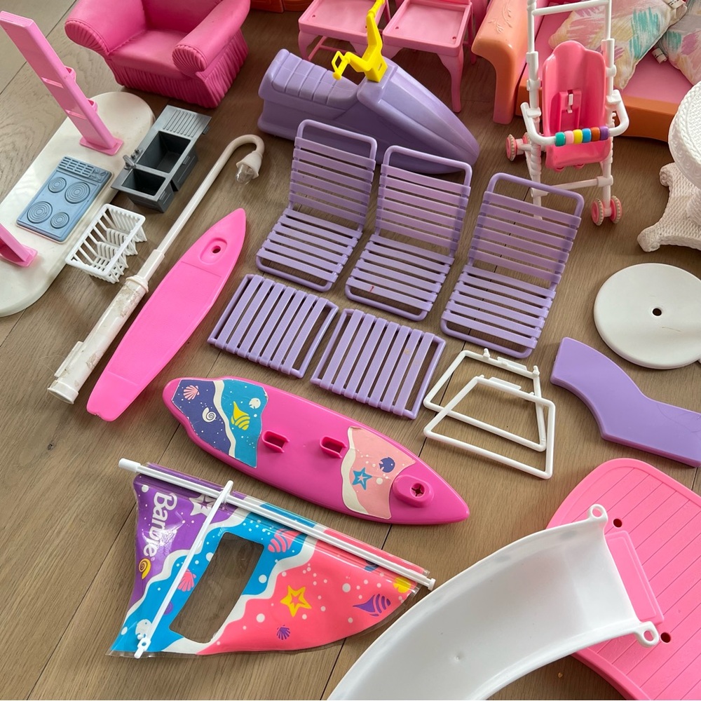 Huge lot vintage Barbie furniture/spare parts - Picture 10 of 11